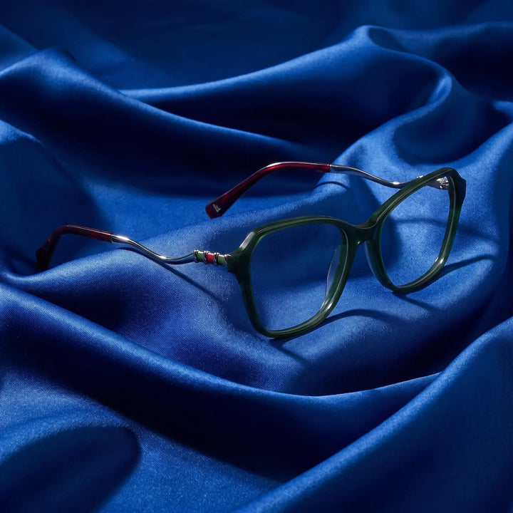Anteojos Fiore 1030 en verde – nested in flowing cobalt silk