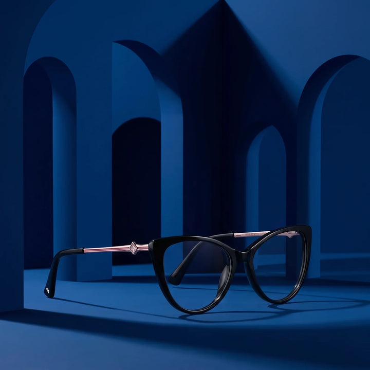Anteojos Fiore 1031 en negro – staged on a sculptural midnight blue architecture set