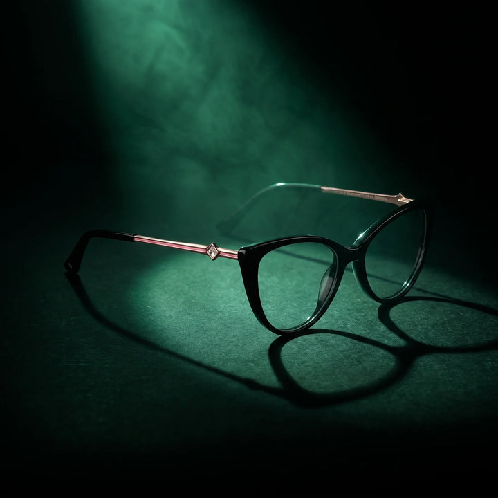 Anteojos Fiore 1031 en negro – bajo un haz de luz teatral