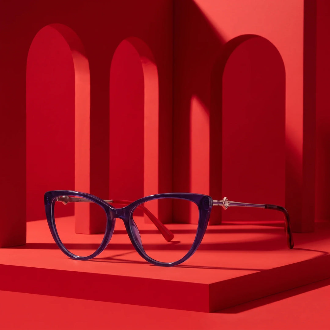 Anteojos Fiore 1031 en purple green – displayed on a vivid red podium among arches