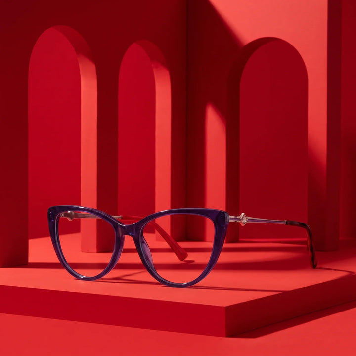 Anteojos Fiore 1031 en purple green – displayed on a vivid red podium among arches