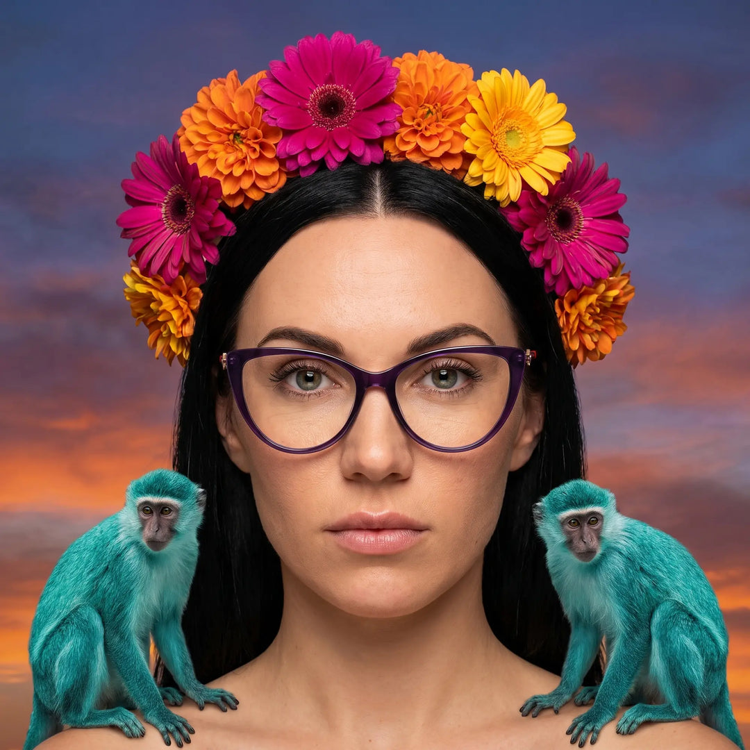 Anteojos Fiore 1031 en morado verde, en modelo – retrato de campaña, retrato pictórico surrealista con corona de flores