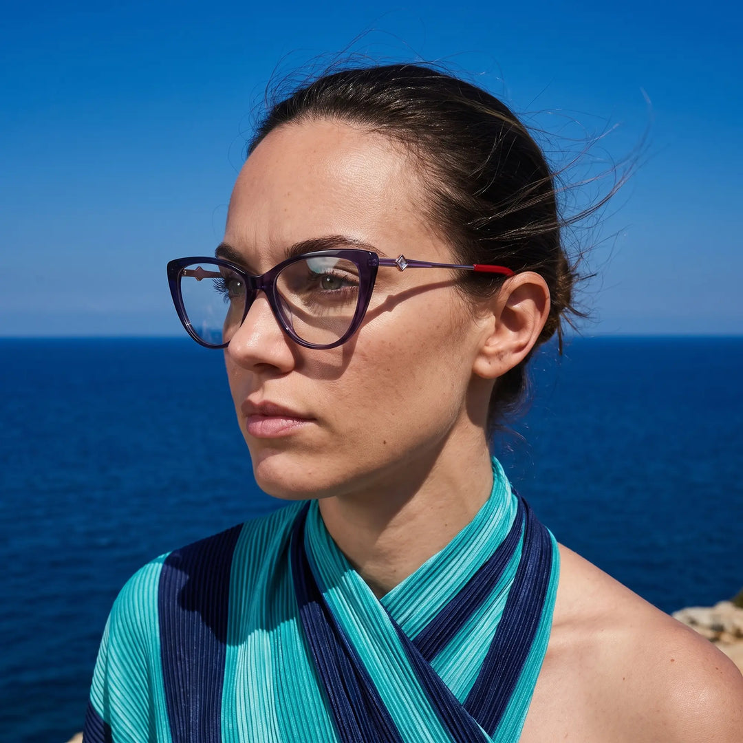 Anteojos Fiore 1031 en morado verde, en modelo – retrato de campaña, retrato al viento sobre el mar azul profundo