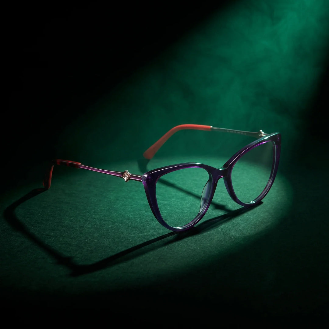 Anteojos Fiore 1031 en purple green – bajo un haz de luz teatral