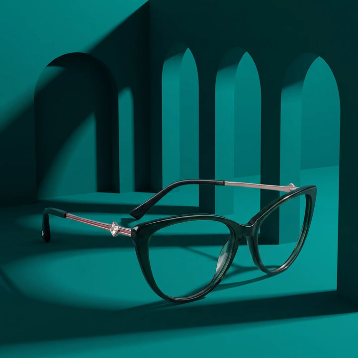 Anteojos Fiore 1031 en verde – staged on a sculptural teal architecture set