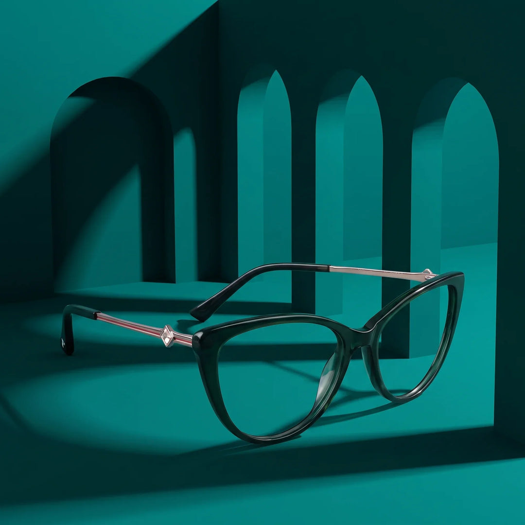 Anteojos Fiore 1031 en verde – staged on a sculptural teal architecture set