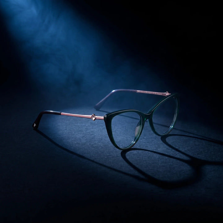 Anteojos Fiore 1031 en verde – bajo un haz de luz teatral