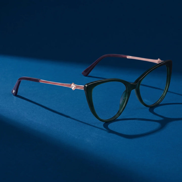 Anteojos Fiore 1031 en verde – editorial still life on a saturated midnight blue set