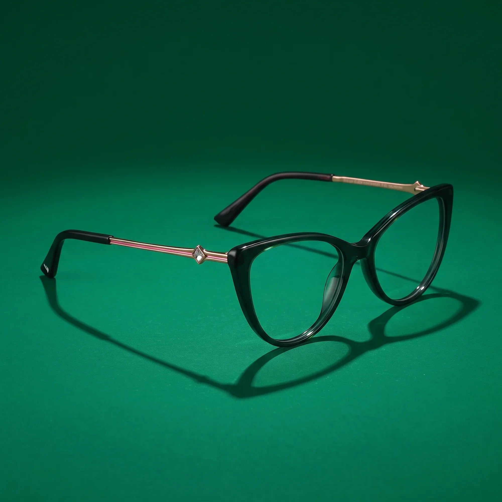 Anteojos Fiore 1031 en verde – hero still life against a deep emerald backdrop