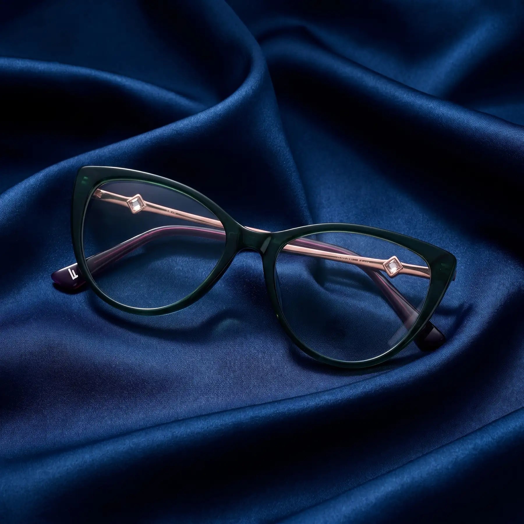 Anteojos Fiore 1031 en verde – nested in flowing midnight blue silk