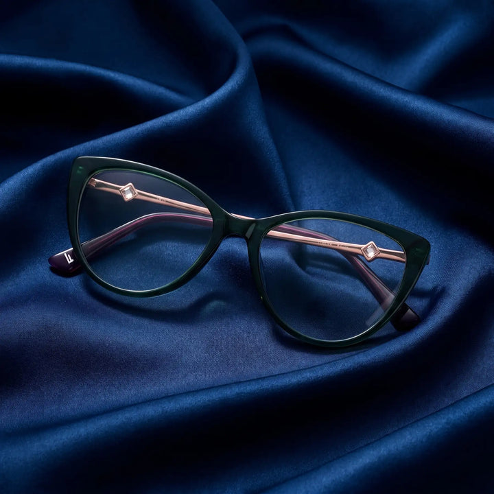 Anteojos Fiore 1031 en verde – nested in flowing midnight blue silk