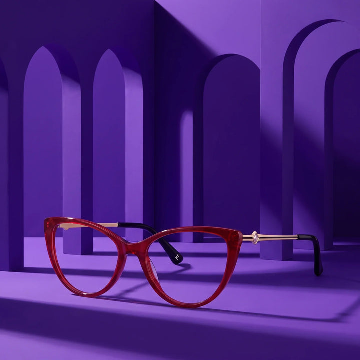 Anteojos Fiore 1031 en rojo – puesta en escena en un set arquitectónico violeta