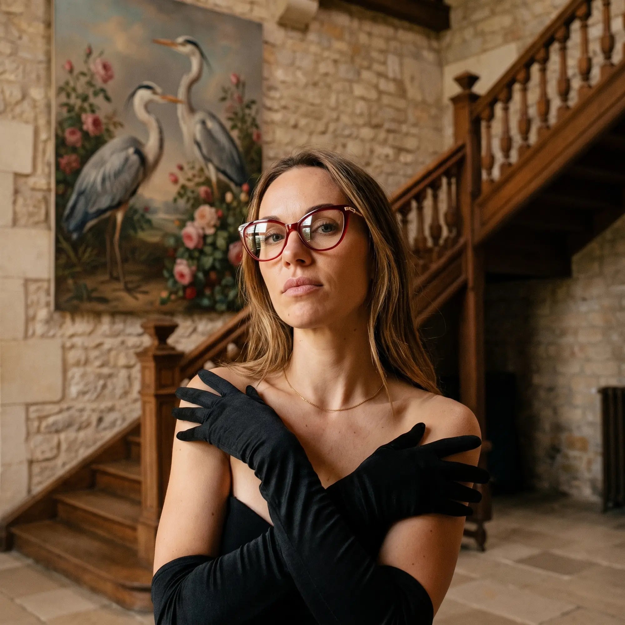 Anteojos Fiore 1031 en rojo, en modelo – retrato de campaña, interior señorial, pintura de garza y guantes de ópera