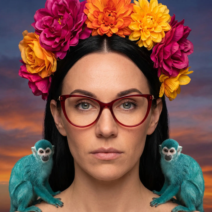 Anteojos Fiore 1031 en rojo, en modelo – retrato de campaña, retrato pictórico surrealista con corona de flores