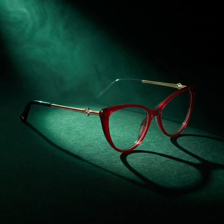 Anteojos Fiore 1031 en rojo – bajo un haz de luz teatral