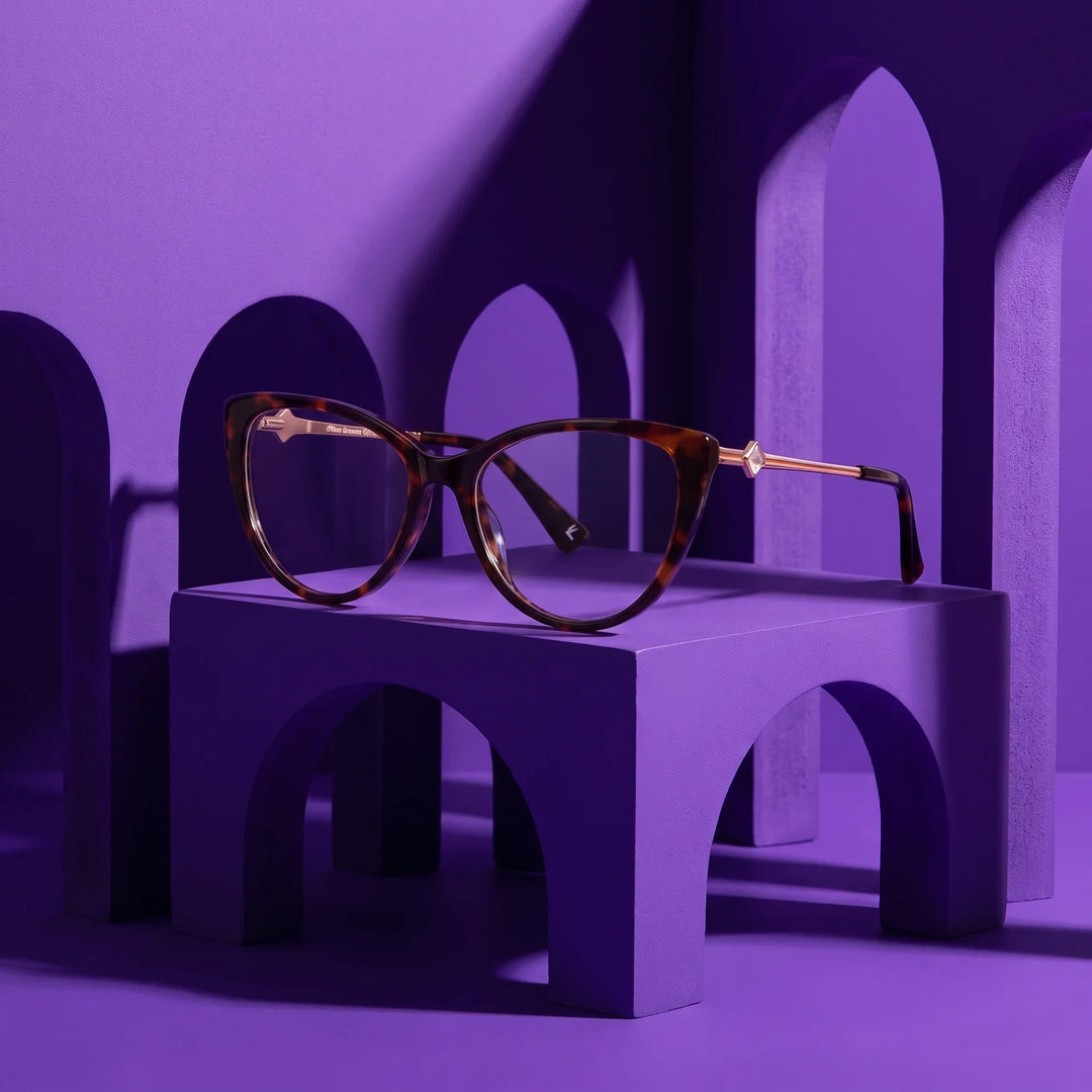 Anteojos Fiore 1031 en tortoiseshell – puesta en escena en un set arquitectónico violeta