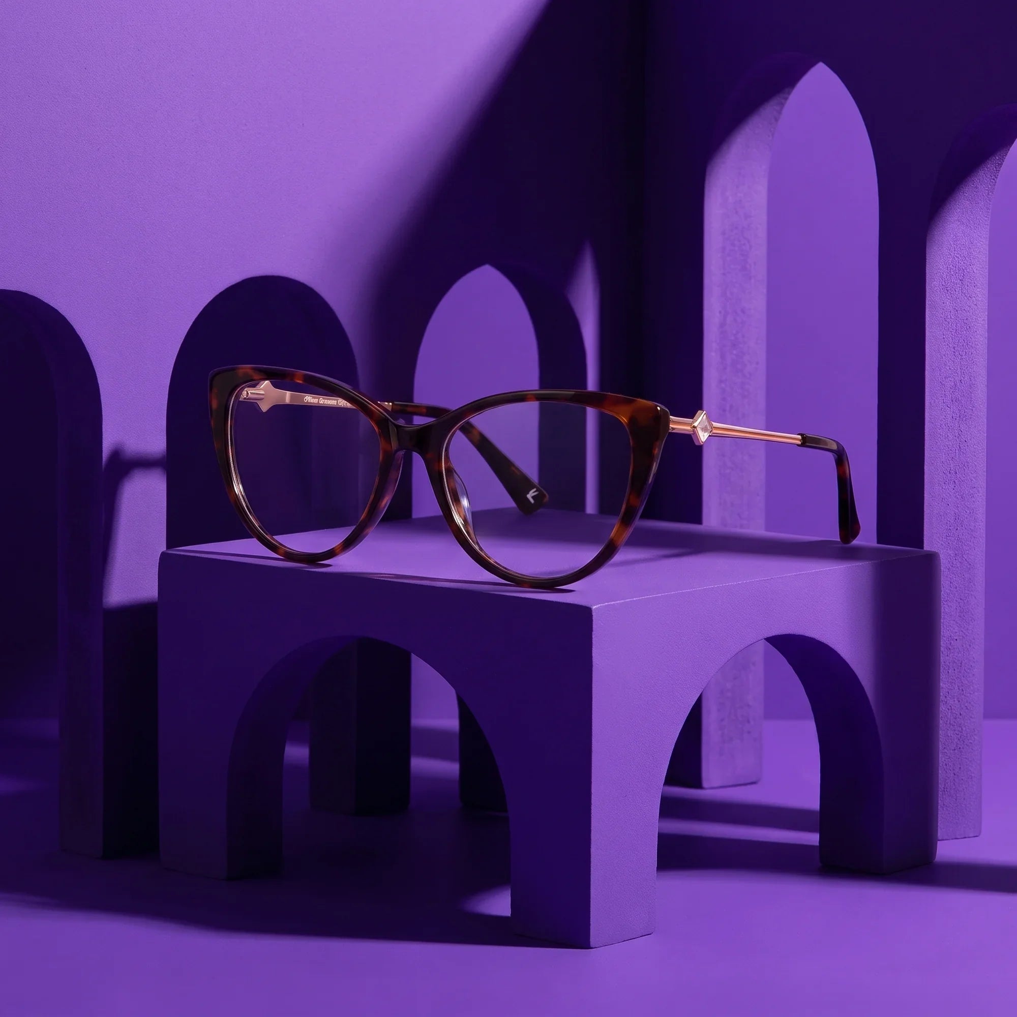 Anteojos Fiore 1031 en tortoiseshell – puesta en escena en un set arquitectónico violeta