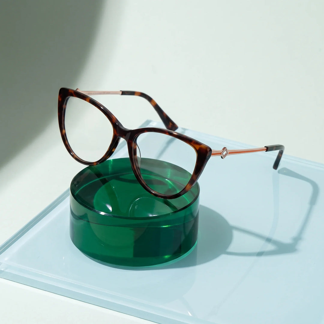 Anteojos Fiore 1031 en tortoiseshell – sobre un disco acrílico cobalto con luz suave