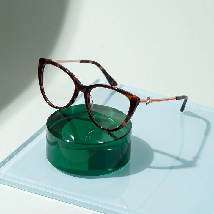 Anteojos Fiore 1031 en tortoiseshell – sobre un disco acrílico cobalto con luz suave