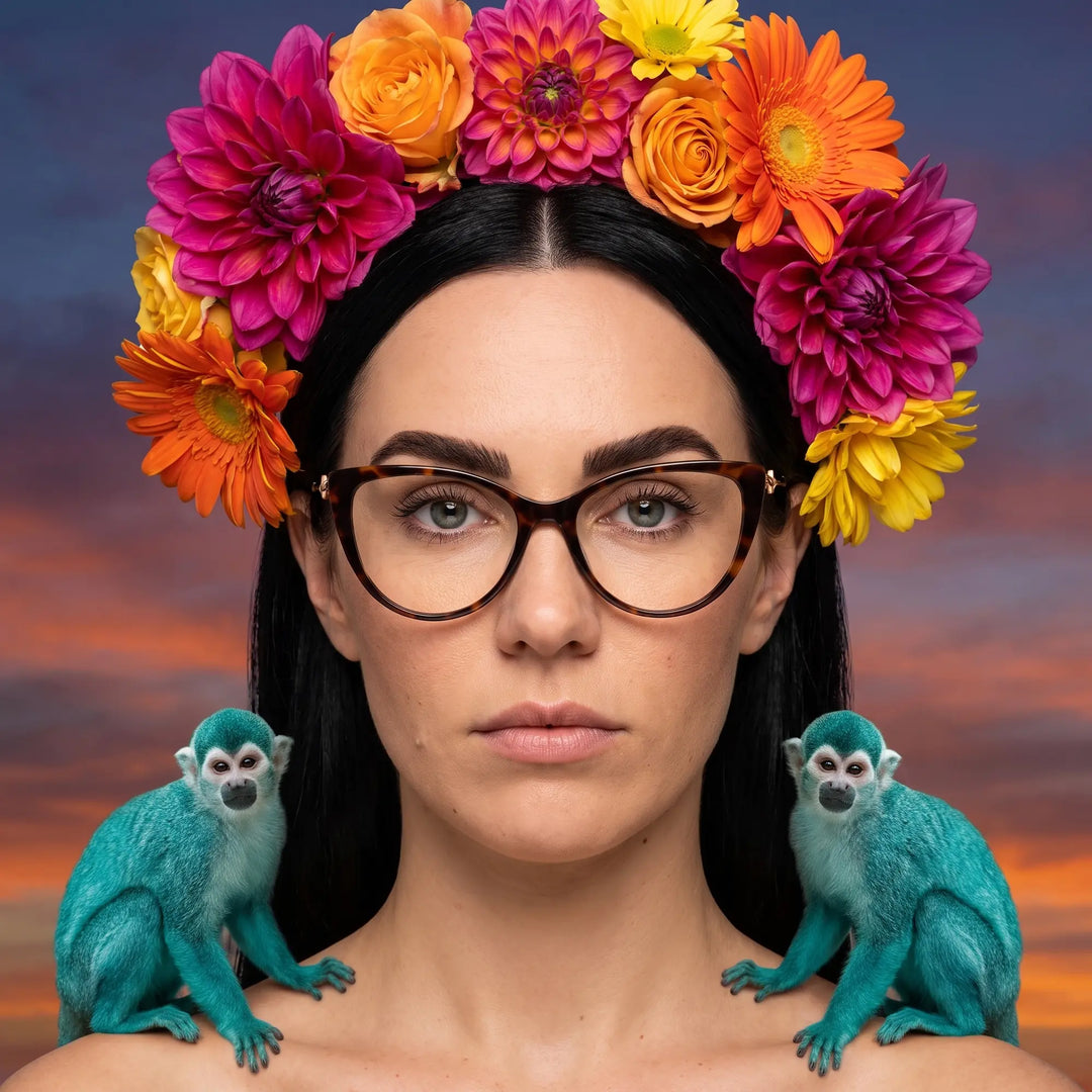Anteojos Fiore 1031 en tortoiseshell, en modelo – retrato de campaña, retrato pictórico surrealista con corona de flores
