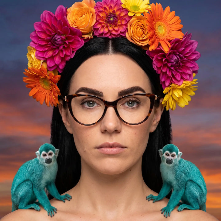 Anteojos Fiore 1031 en carey, en modelo – retrato de campaña, retrato pictórico surrealista con corona de flores