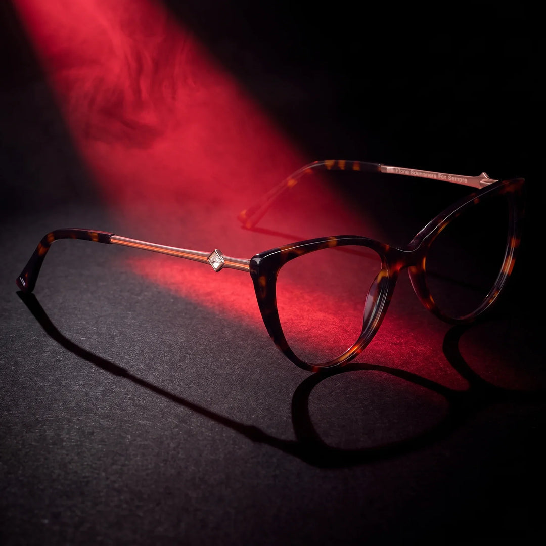 Anteojos Fiore 1031 en tortoiseshell – bajo un haz de luz teatral