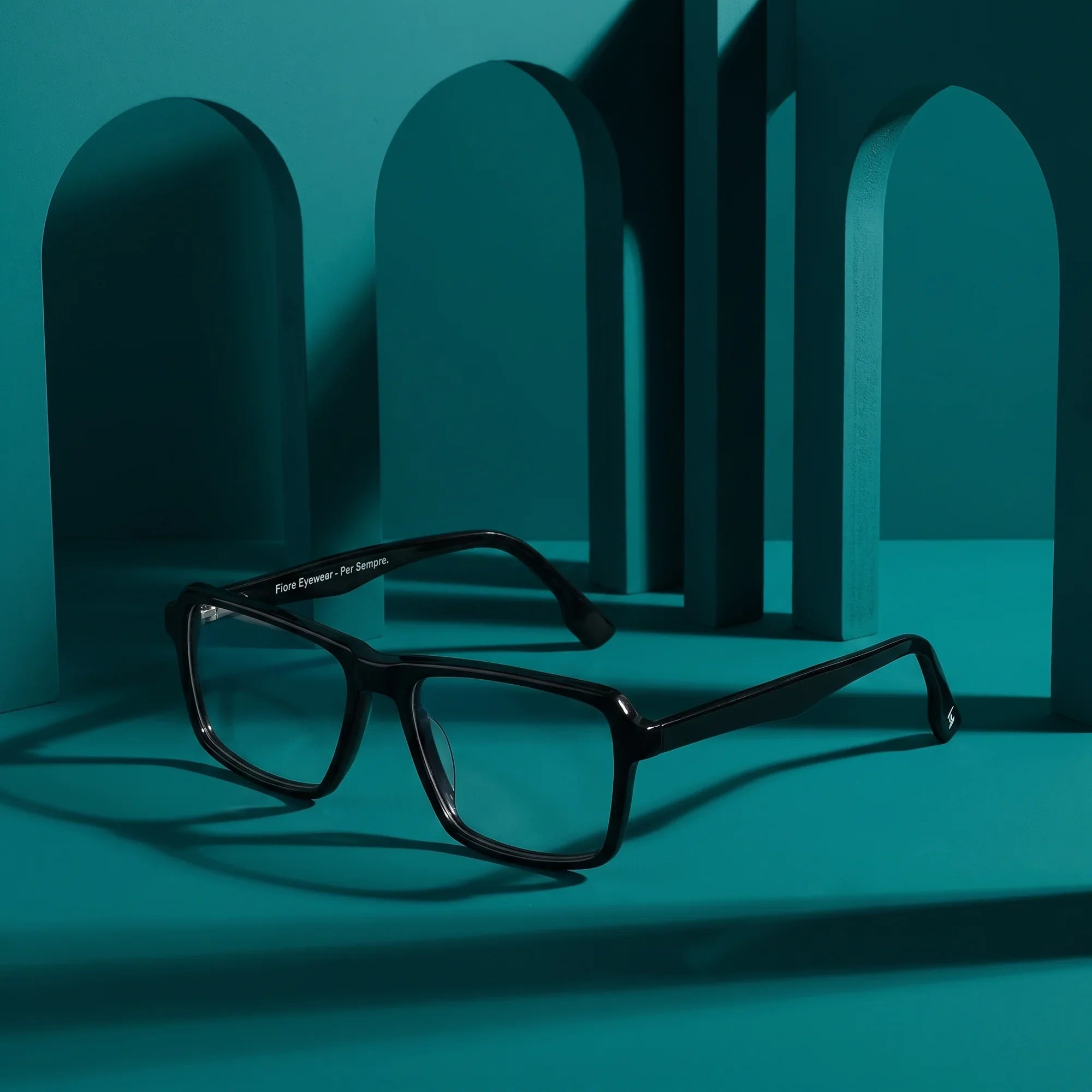 Anteojos Fiore 1038 en negro – still life among monochrome teal arches