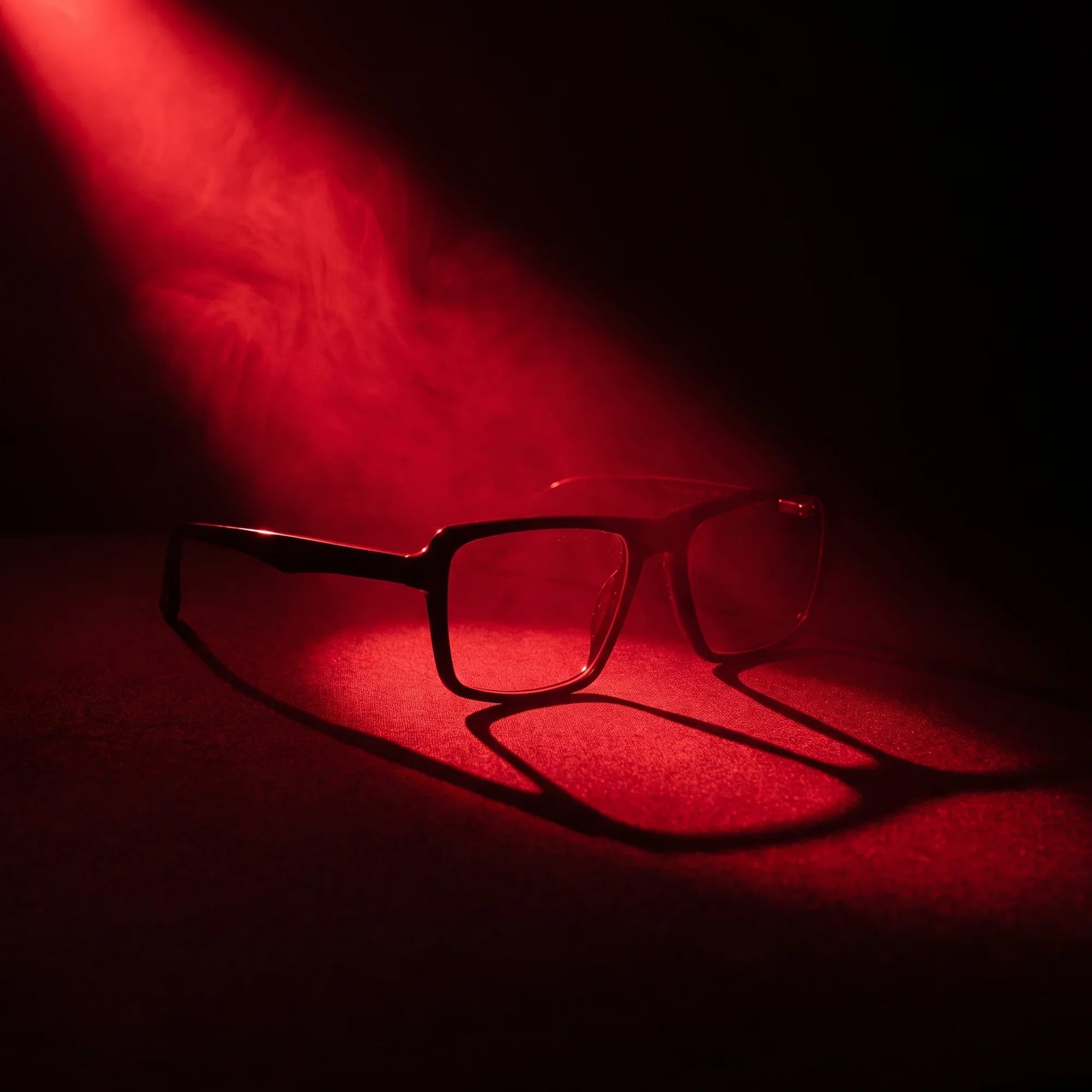 Anteojos Fiore 1038 en negro – bajo un haz de luz teatral