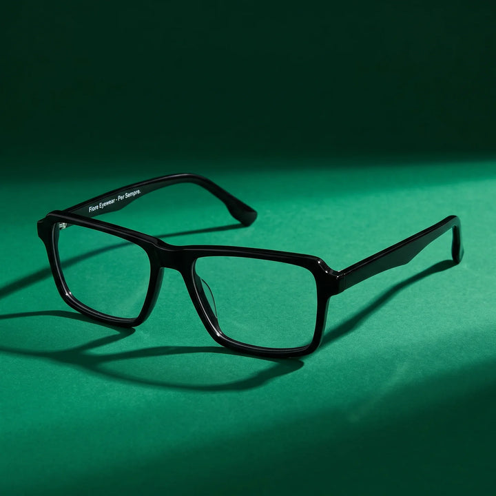 Anteojos Fiore 1038 en negro – still life on a seamless emerald studio backdrop