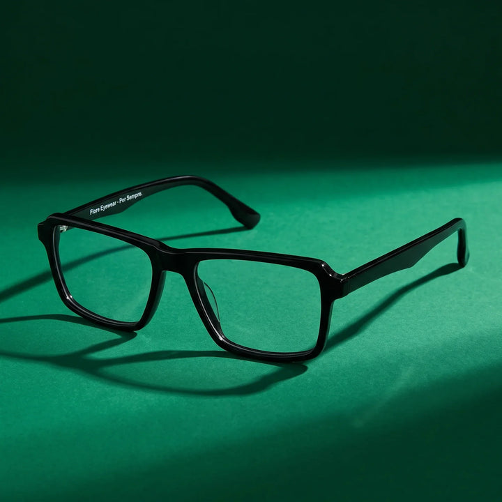 Anteojos Fiore 1038 en negro – still life on a seamless emerald studio backdrop
