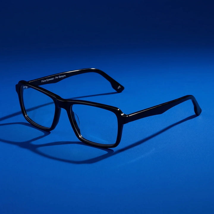 Anteojos Fiore 1038 en negro – hero still life against a deep cobalt backdrop