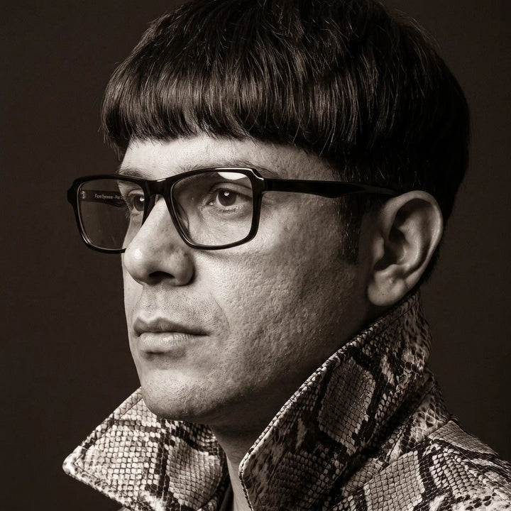 Anteojos Fiore 1038 en negro, en modelo – retrato de campaña, monochrome studio portrait, red graphic accents