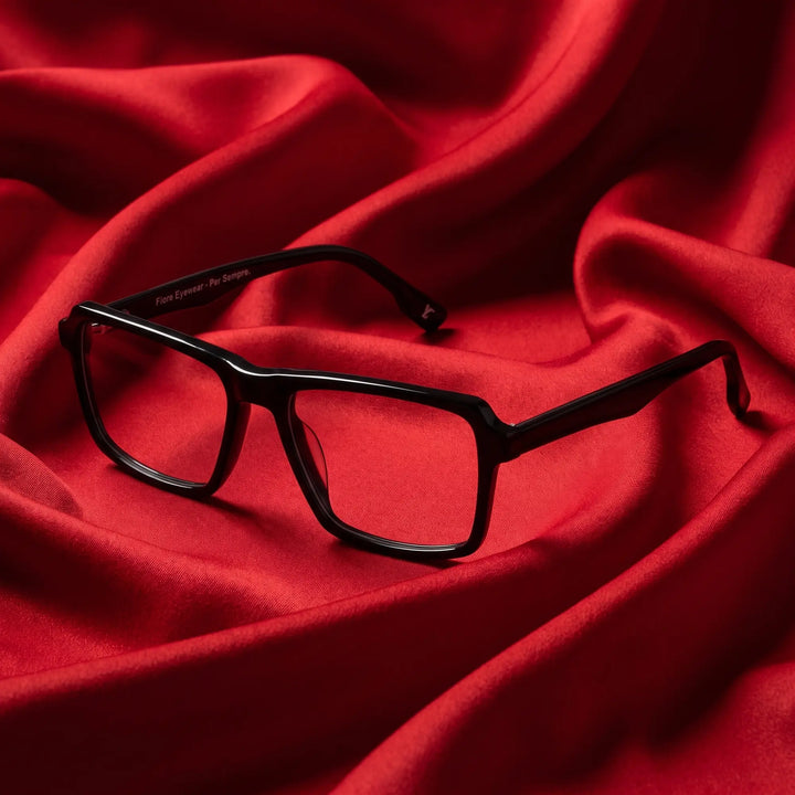 Anteojos Fiore 1038 en negro – nested in flowing vivid red silk