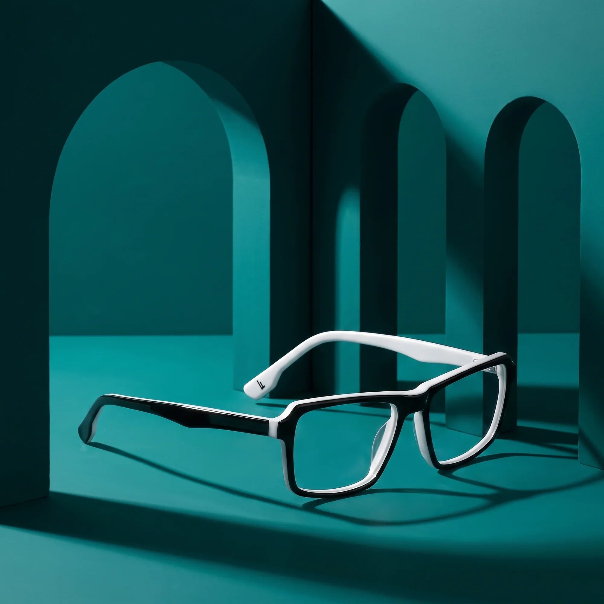 Anteojos Fiore 1038 en black white – still life among monochrome teal arches