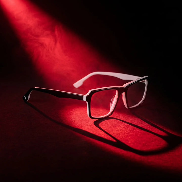 Anteojos Fiore 1038 en black white – bajo un haz de luz teatral