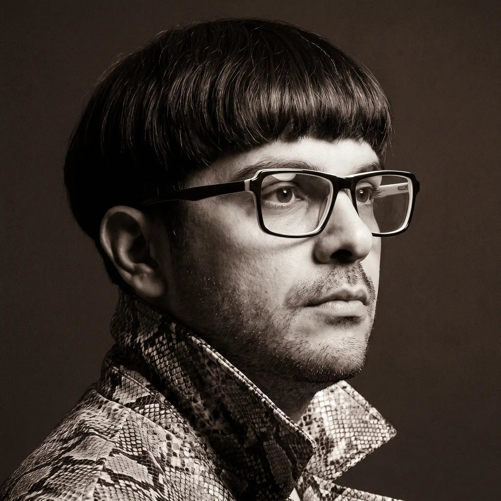 Anteojos Fiore 1038 en black white, en modelo – retrato de campaña, monochrome studio portrait, red graphic accents
