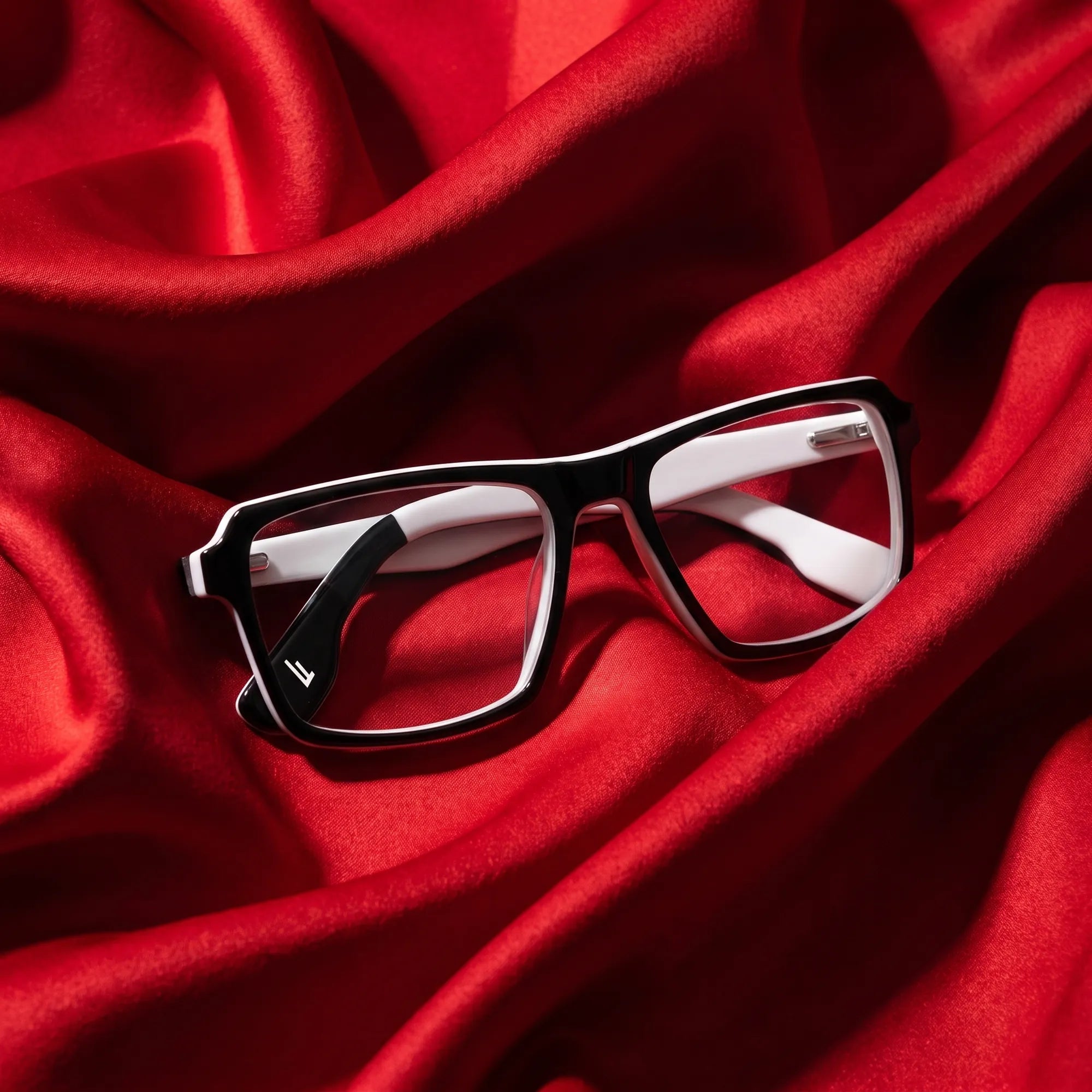 Anteojos Fiore 1038 en black white – nested in flowing vivid red silk