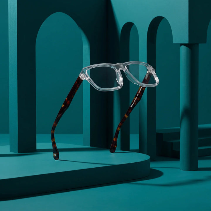 Anteojos Fiore 1038 en transparent – still life among monochrome teal arches