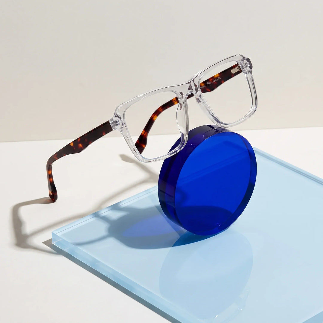 Anteojos Fiore 1038 en transparente – sobre un disco acrílico cobalto con luz suave