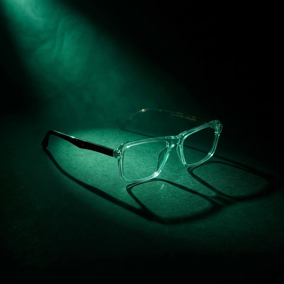 Anteojos Fiore 1038 en transparent – bajo un haz de luz teatral