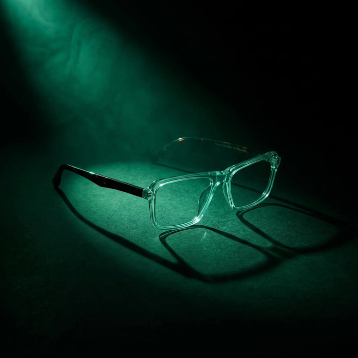 Anteojos Fiore 1038 en transparent – bajo un haz de luz teatral
