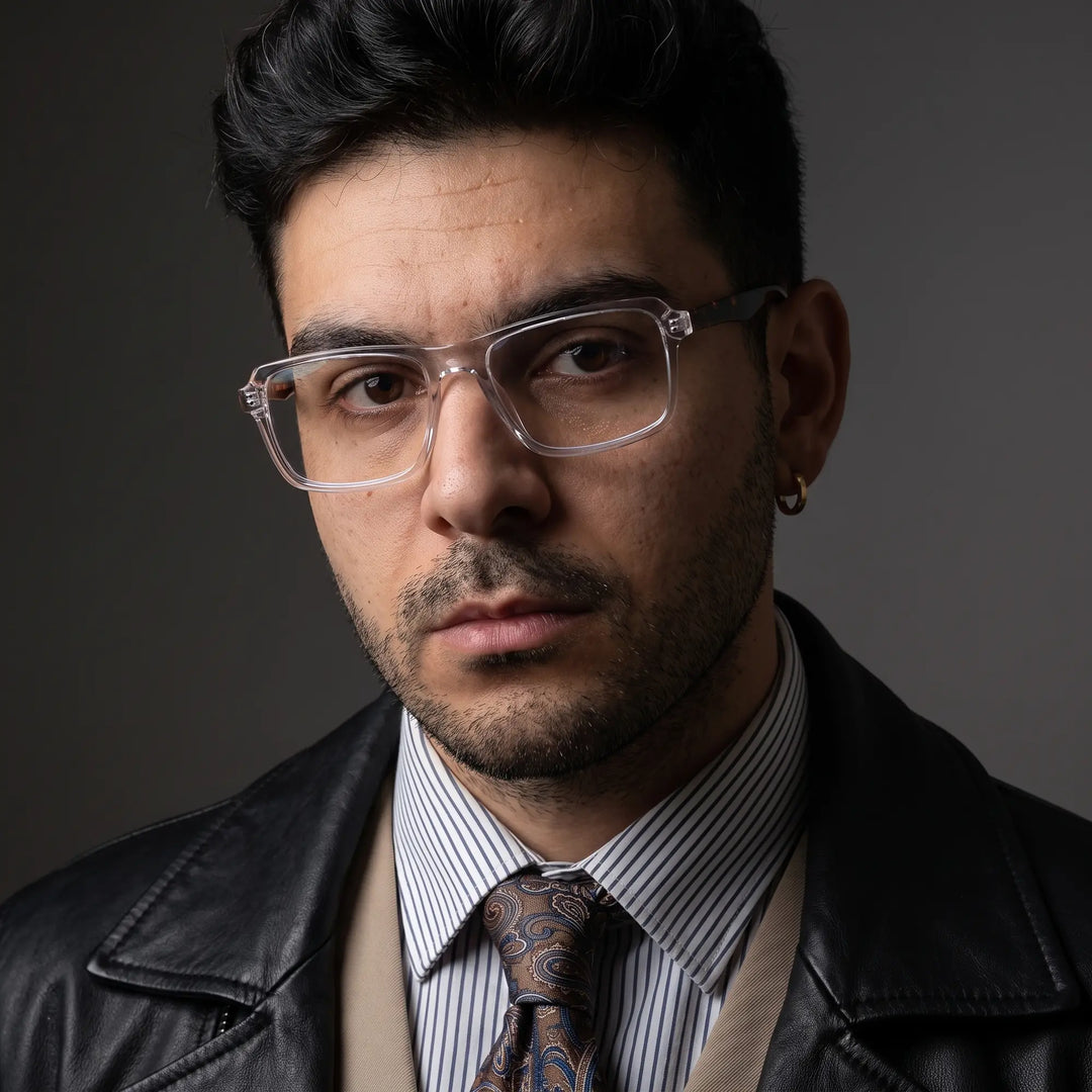 Anteojos Fiore 1038 en transparent, en modelo – retrato de campaña, minimal studio portrait in soft daylight