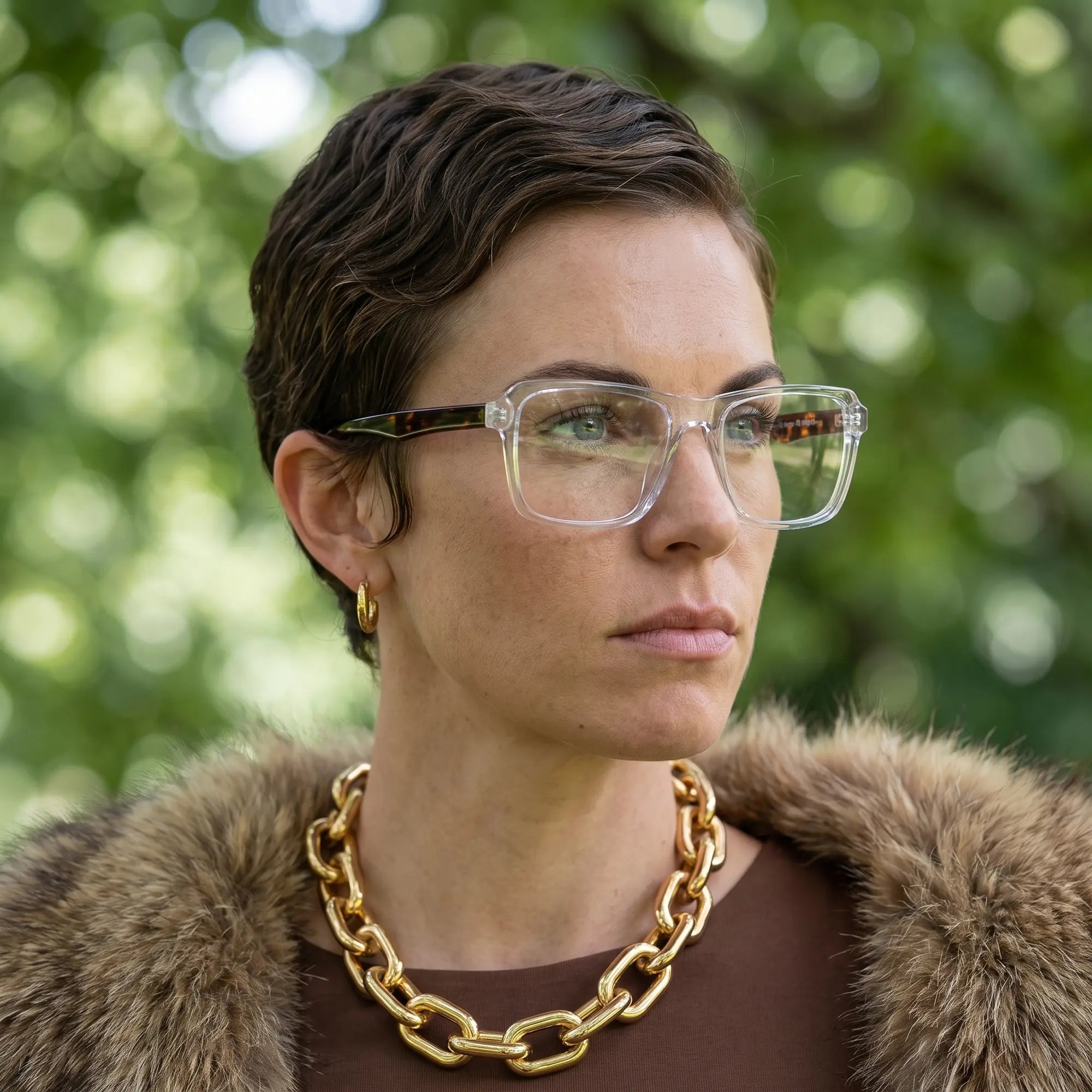Anteojos Fiore 1038 en transparent, en modelo – retrato de campaña, fur-collar portrait in dappled daylight