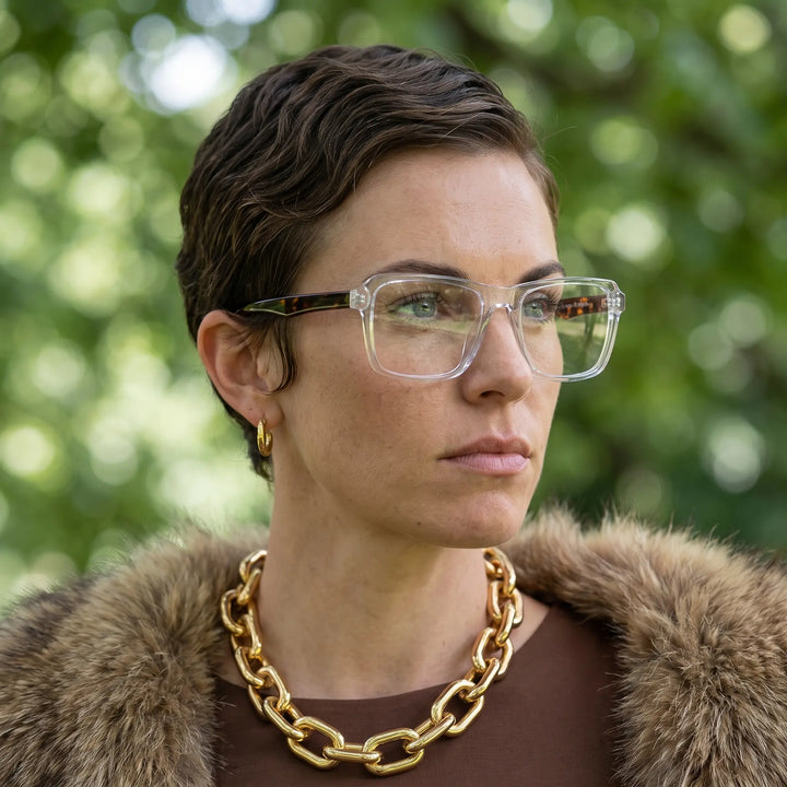 Anteojos Fiore 1038 en transparent, en modelo – retrato de campaña, fur-collar portrait in dappled daylight