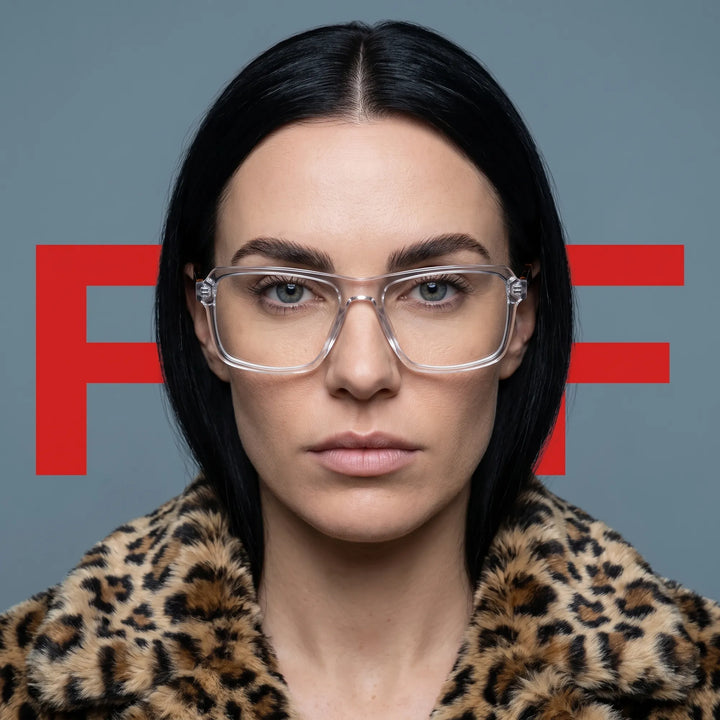 Anteojos Fiore 1038 en transparent, en modelo – retrato de campaña, studio portrait with sculptural styling