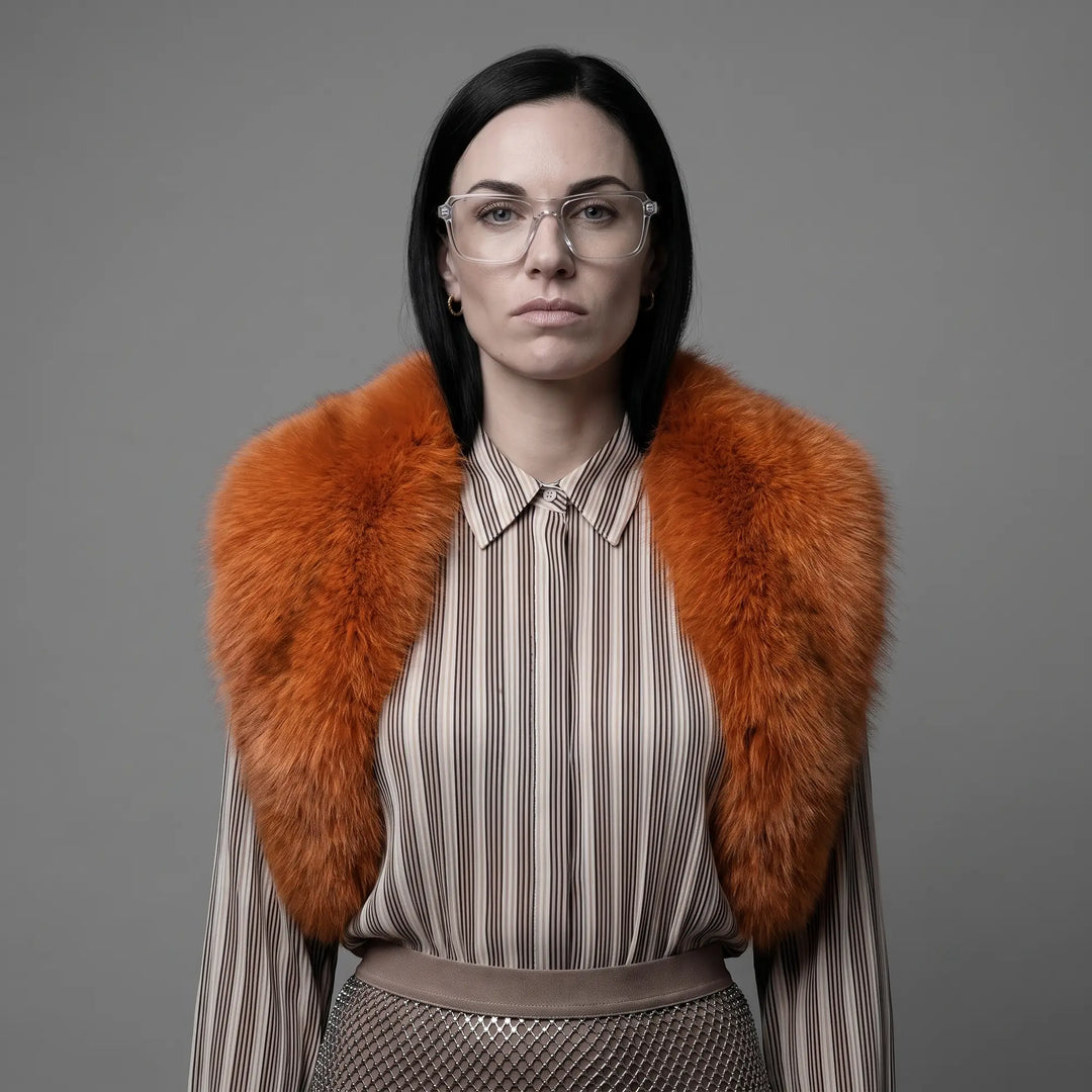Anteojos Fiore 1038 en transparent, en modelo – retrato de campaña, bold studio pose in vintage tweed