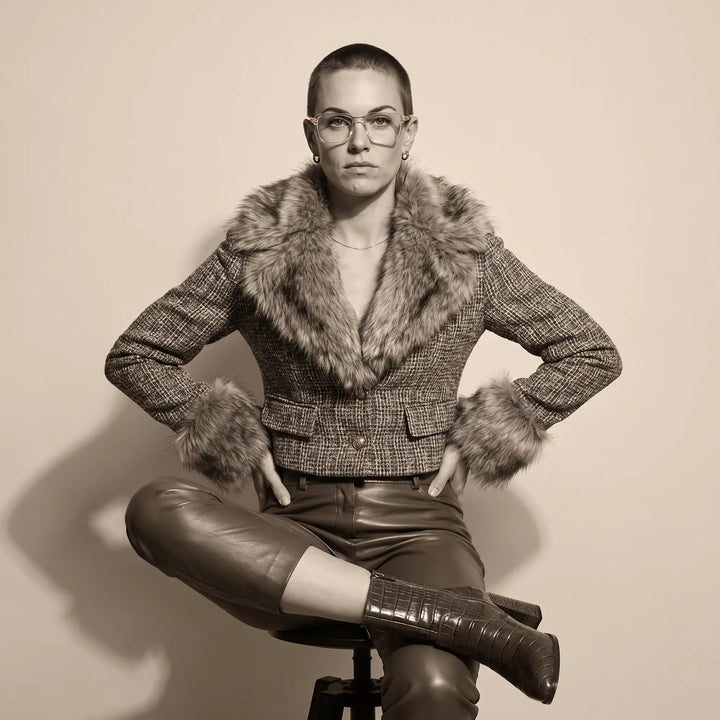 Anteojos Fiore 1038 en transparent, en modelo – retrato de campaña, full-length studio portrait in tweed and leather