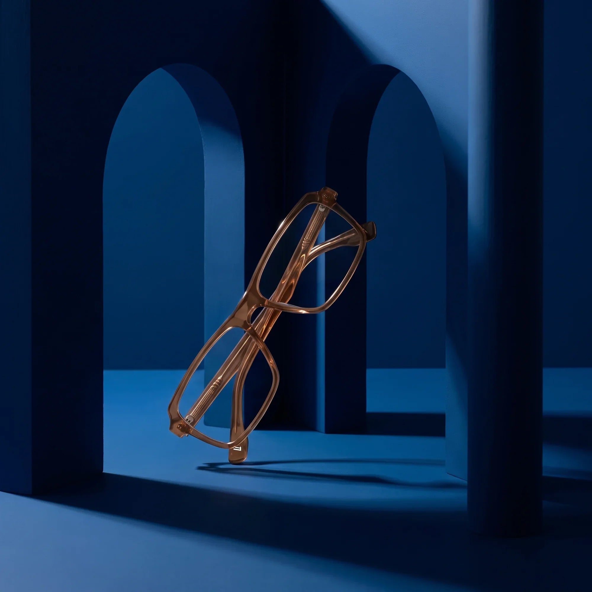 Anteojos Fiore 1038 en café – still life among monochrome midnight blue arches
