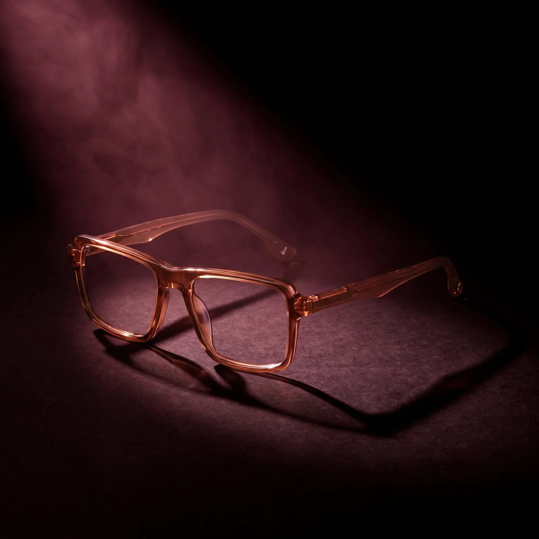 Anteojos Fiore 1038 en café – bajo un haz de luz teatral