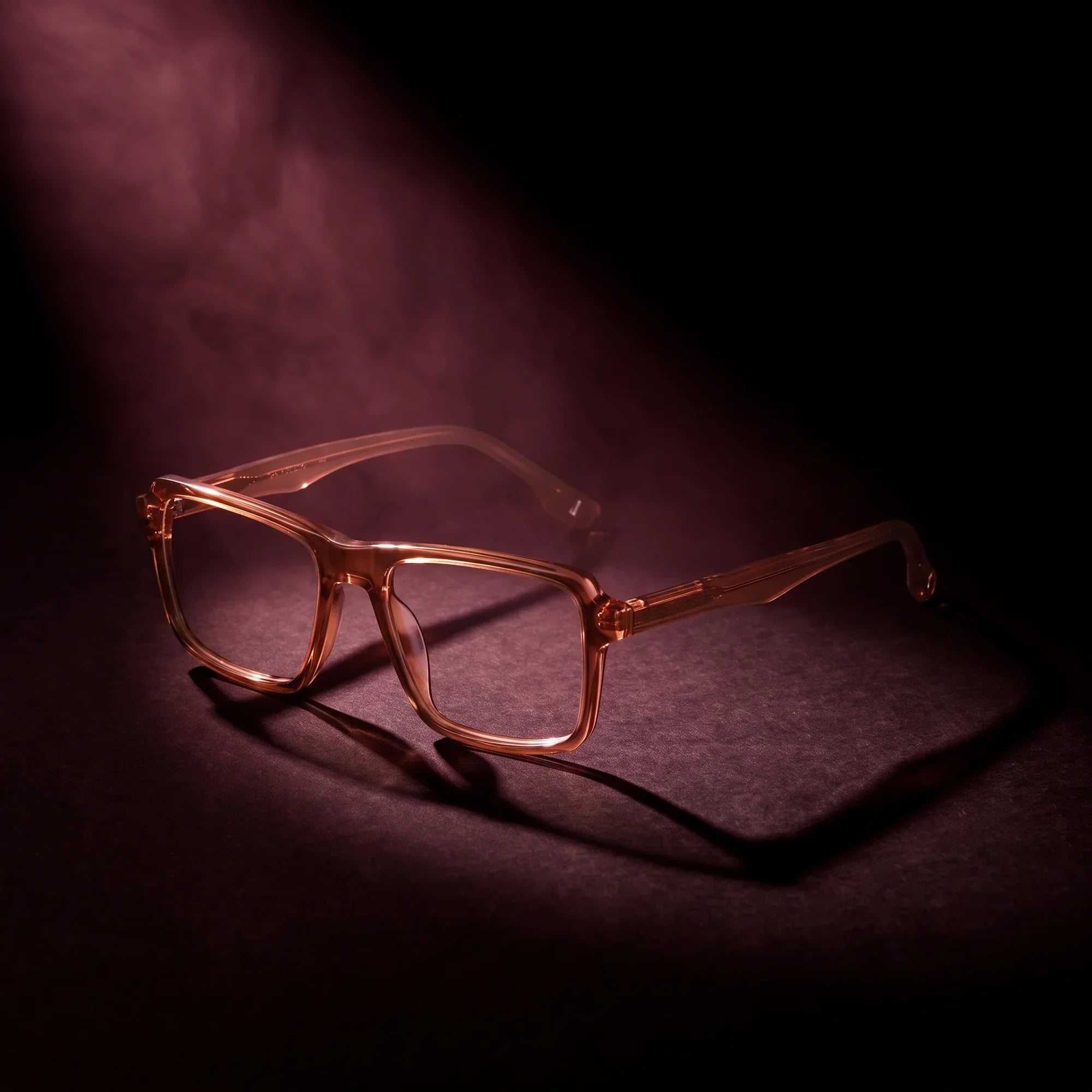 Anteojos Fiore 1038 en café – bajo un haz de luz teatral